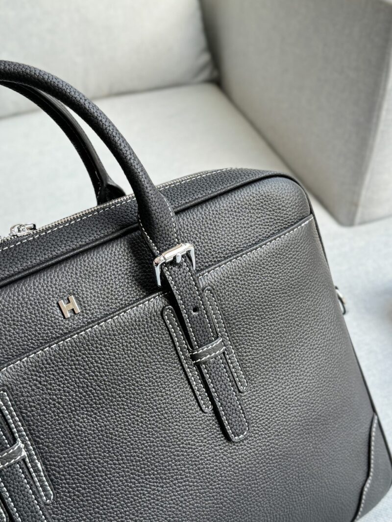 e513a282ee.jpg Cowhide 335
size:37×28
Hermes lychee patterned briefcase handbag, single shoulder crossbody bag
Essential styles for office workers
Men's briefcase, can be slung over or carried by hand
The capacity is also very large, it can hold files and comput...