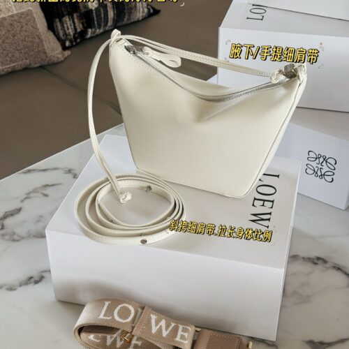 250 box configuration with wide shoulder straps
Size: Bottom width 17, top width 27 * height 16cm
Loewe Hammock Hobo
Loewe hammock bag is super cute
HOBO can still do this
Paired with the newly released wide shoulder straps, it really looks great
The...
