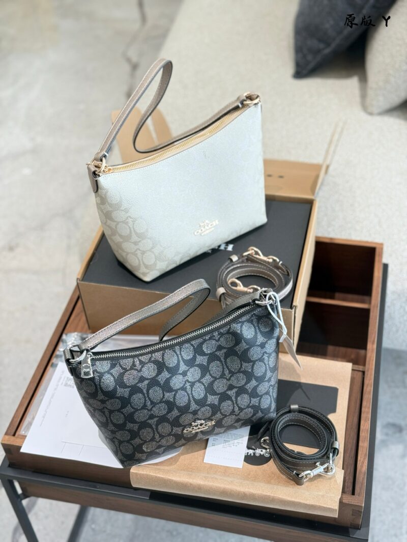 Coach lunch box bag p255
Zip top armpit bag multiple back method~
The new Zip top armpit bag is deeply loved by everyone~
The short shoulder strap under the armpit is very eye-catching, how to adjust the shoulder strap?
You can see that we will threa...