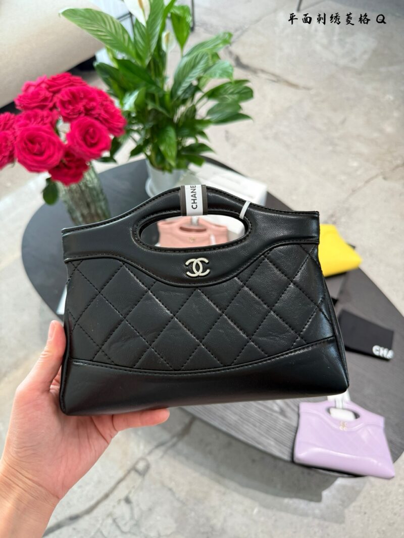 Chanel 31bag mini p199
I don't believe this stunning 31 bag nano can't take you down~I fell in love with it in just one second!!!
White is both girlish and elegant
The luster emanating from the oil and wax lambskin is absolutely stunning+
Nano size i...