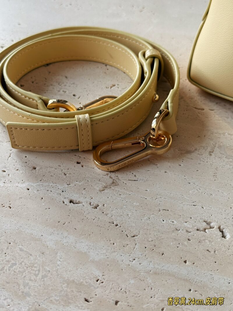 e55b38498e.jpg 235260 box
Size: 18 * 10cm (mini)
24 * 15cm (large size)
Loewe Geometry Package Puzzle
Truly cannot be missed,
?? Cowhide quality!
Completely hold on!
Milk like vanilla yellow!
It's already beautiful enough without any decorations!
