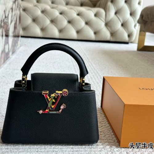 350 gift box cowhide
size :20cm
L Capucines handbag
Full grain grain top layer cowhide!
It feels low-key but has a luxurious texture!!
classic! classic!
