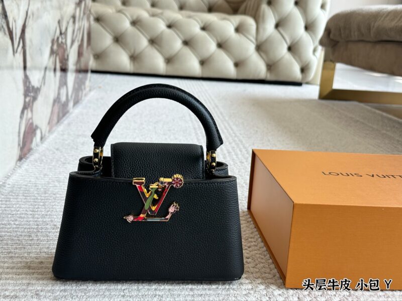 e55ddb4fe2.jpg 350 gift box cowhide
size :20cm
L Capucines handbag
Full grain grain top layer cowhide!
It feels low-key but has a luxurious texture!!
classic! classic!