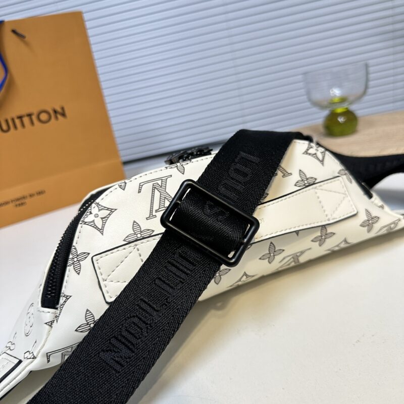 Donkey waist bag/chest bag model M25227 all leather white. This waist bag design is not only practical but also enhances the overall design sense, making it easy to raise the body proportion. The bag can be worn as a chest bag or crossbody bag, and c...