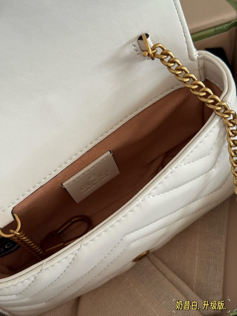 e573f9e41f.jpg 195 box
size:16.5cm
GG Marmont Vanilla Green/Milk Shake White
Clear and refreshing summer~
Must buy Mamon bag
Marmont's most classic double G