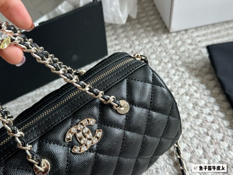 Chanel Boston P260
Chanel 25P Bowling Bag Elegant Beauty
#The bag is not duplicated, Chanel black with white border Boston 25P bowling ball 6 Boston! Carrying a crossbody, both phones can fit in! Still comfortable and durable, the market is very obvi...