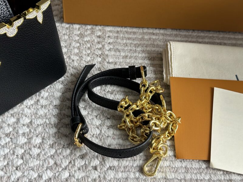 e596d7f6e4.jpg ¥ 245 Folding Box
LVCapucines noblewoman bag gold buckle hardware, super complicated production process, a must-have for queen style, mini unique ultra wide shoulder strap, classic large logo design, combined with monogram classic small flower eleme...