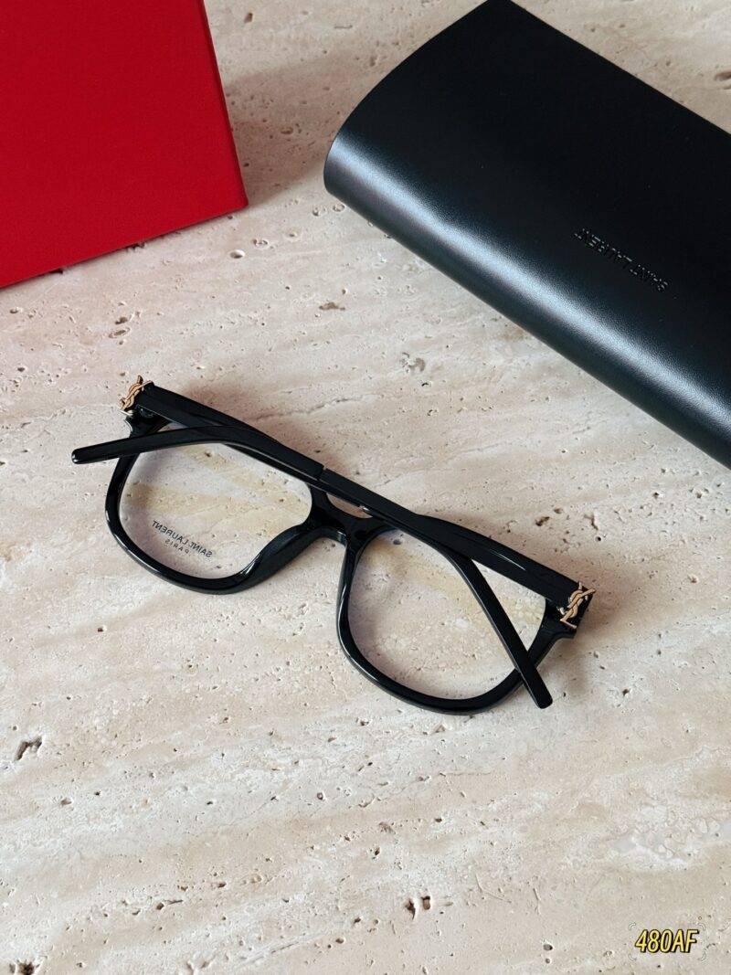 e5a6c78fbe.jpg 210 Pack
Naked glasses, I call them the goddesses of bare skin!
Saint Laurent capsule series M480 plain glasses
An essential natural beauty tool, Rose's same style glasses
·Classic YSL brand logo embellishment, overall simple yet recognizable