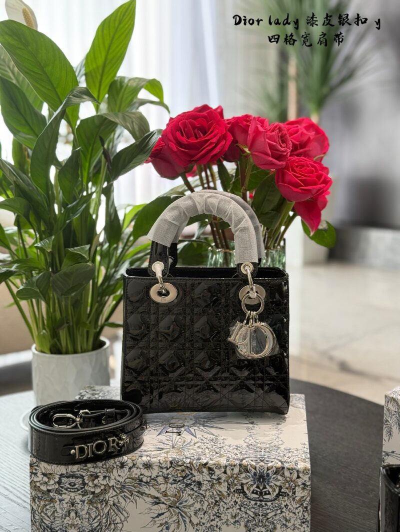 e5ab30a2dd.jpg Dior Concubine Bag p264p269
Three grid 17 four grid 20 patent leather black/silver buckle
Imported calf leather with frosted deer skin pattern and velvet lining
Precision high-density electroplating hardware silver
Adjustable leather shoulder strap w...