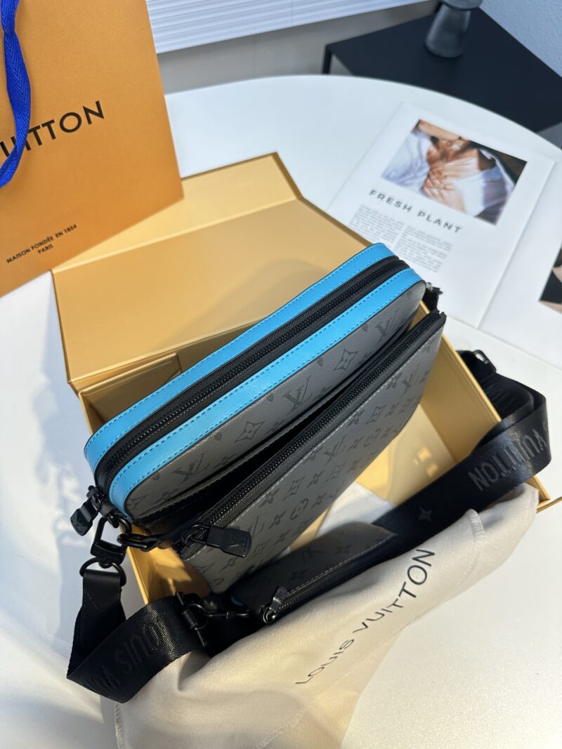 Exclusive remake of TRIO messenger bag M11648 silver flower/light blue splicing
This Trio messenger bag features a three in one design crafted from Monogram Eclipse Reverse canvas and eye-catching details. The change bag at the zipper front pocket an...