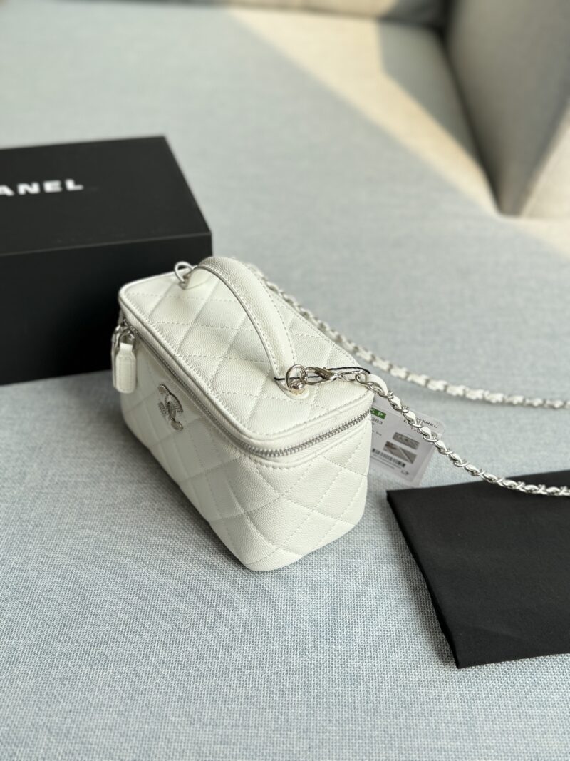 e5bb919dc1.jpg 200 complete gift boxes
size:18×10
CHANEL Thread Logo Makeup Box Makeup Bag Chain Bag Shoulder Cross Shoulder Handbag
Black Silver's wife is really beautiful!!!
The silver threaded double C logo is exquisite with a touch of coolness
Detachable cha...