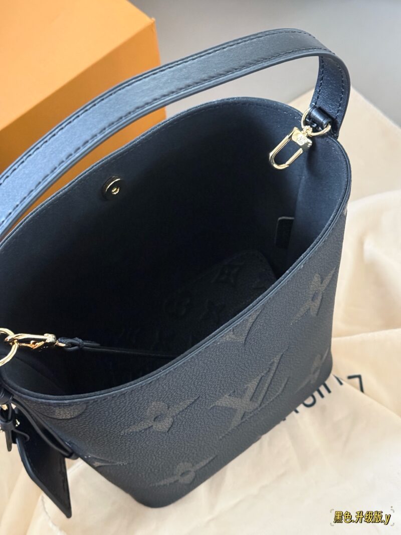 e5cf0b2f20.jpg 235 box
size:18*16cm
ALL IN BB Heavy Attack/
Who wouldn't be confused after reading this!
I didn't expect to like it more and more as I watched it
There are two sizes of holes for L home AII IN BB
25ss bucket bag
