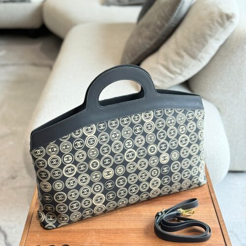 Chanel P260
Is this a walking treasure trove? Chanel limited edition foldable handbag
A very famous series of medieval coins
Super handsome upper body
Savi, a top fashion blogger in the medieval era, is also wearing it~
Whether it's handheld or folde...