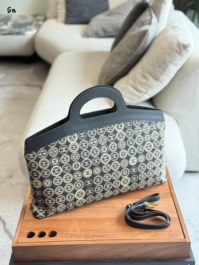 e5e458822d.jpg Chanel P260
Is this a walking treasure trove? Chanel limited edition foldable handbag
A very famous series of medieval coins
Super handsome upper body
Savi, a top fashion blogger in the medieval era, is also wearing it~
Whether it's handheld or folde...