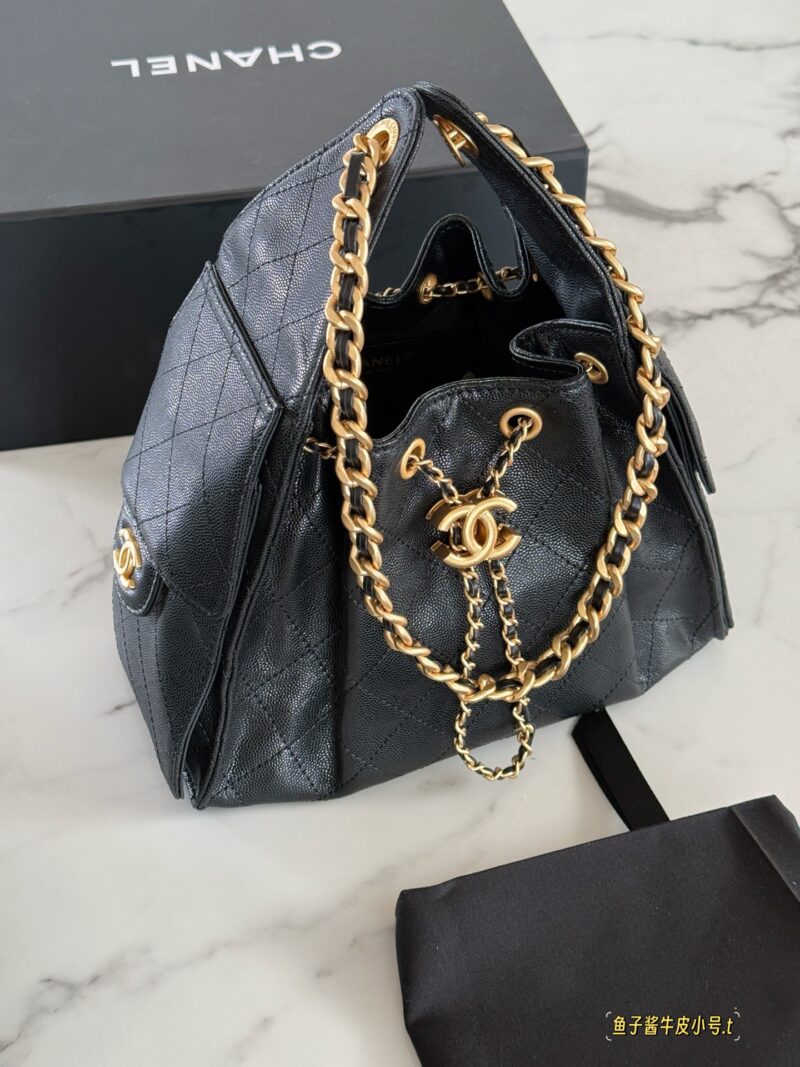 320340 cowhide box
Size: 26 * 21cm (small)
31 * 26cm (large)
Xiaoxiang Home 25C Hobo Hippie Underarm Bag
Cool and stylish bucket design, very retro
The adjustable drawstring design of the bag mouth is very practical, with two small pockets on the sid...