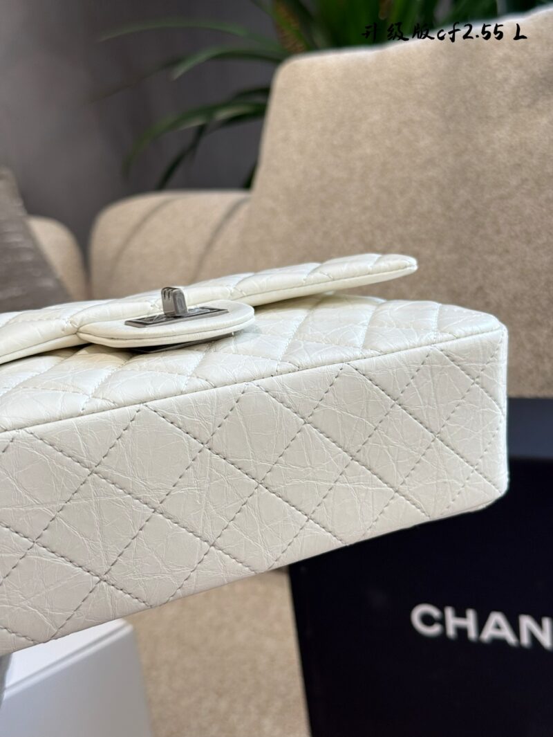 e5f39a1137.jpg Chanel CF 2.55 Medium P255
No matter what clothes you wear, a Chanel handbag,
They can add a trendy color to your outfit.
Elegant commuting yet gentle, classic retro, the C-seat in the crowd
Easy to match with different occasions~
The shoulder strap ...