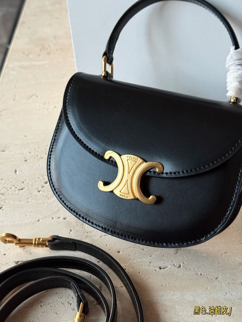 e5f39cbb8a.jpg 250 box cowhide
size:16*12.5cm
Celine's latest Arc de Triomphe handbag is here!
Between the medium-sized bag and the mini bag
One size
Both practical and cute enough!
I can't put down my phone