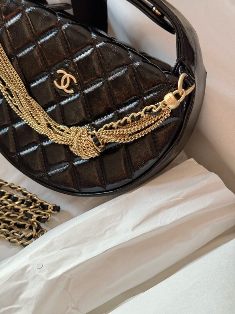 e5fd27d0dd.jpg 225 boxes
size:18*12.5cm
Xiaoxiang's 24A hula hoop is amazing!
Oil wax cowhide hula hoop bag
Really cute, huge, exquisite and beautiful
The gold tassel chain of 24 inches looks more fashionable and luxurious
Carry the high-end items casually
Did th...