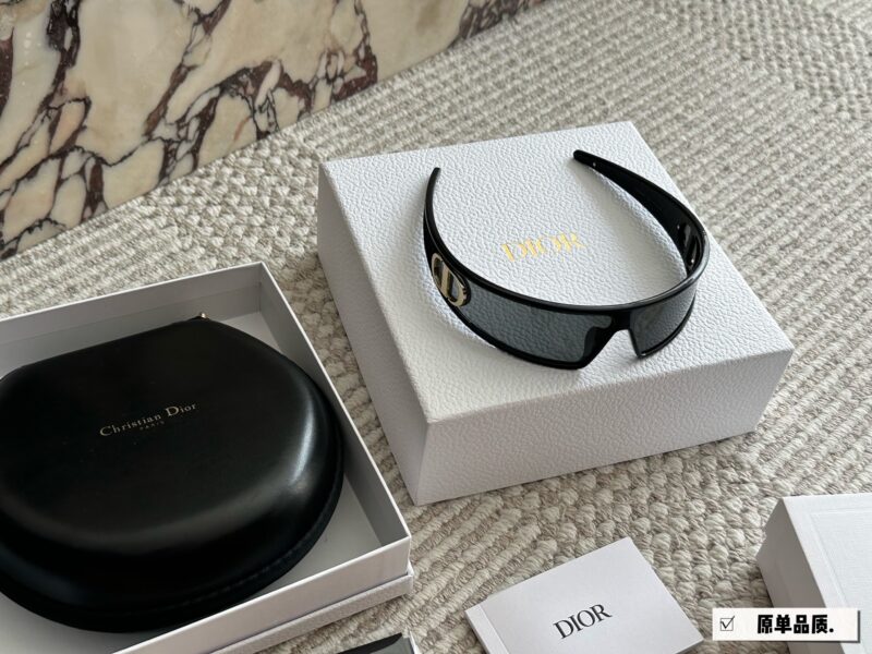 e6018f0adf.jpg 215 High Version Complete Gift Box
Recent new favorite - Dior headband sunglasses
Really roar, look at it
You can also take it off as a headband
I really love cool things
One mirror dual-use full set gift box for personal use ? Giving gifts is very...