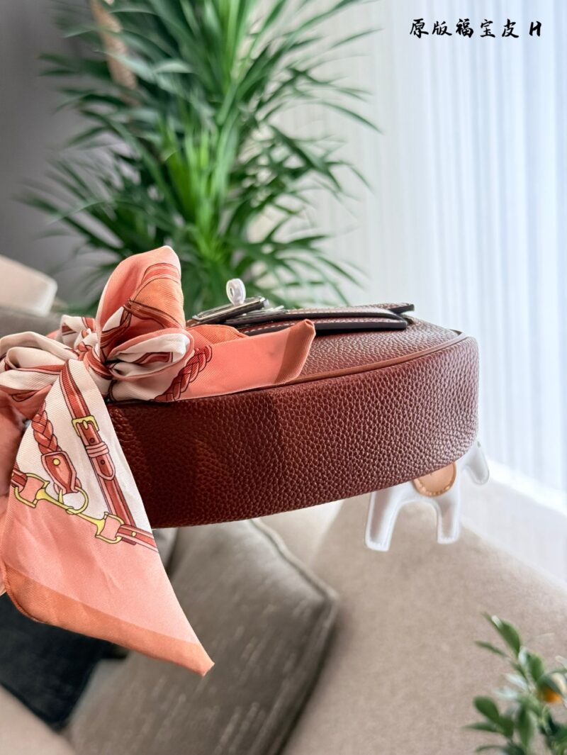 First layer cowhide p350 Fubao leather
Hermes' new Kelly Moove
Big bag size: 17 * 10 * 5cm
Small bag size: 7.5 * 6 * 3.5cm
Hands on bag, grab bag, waist bag, shoulder bag, crossbody bag capacity: coin/Airpods3 Yin line card air cushion lipstick tissu...