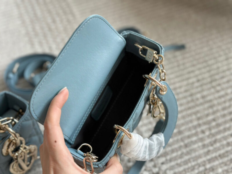 e610a5bb56.jpg 、
Dior lady's new long style haze blue full set packaging
Dior's all-new D-joy is making a strong comeback, with the rhythm of a big hit. The bag comes with two shoulder straps and multiple back styles, making the upper body both beautiful and styl...