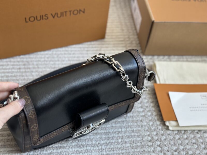 ￥ 285 New Product
LV | Soft Daphne | Show off New Product
Appearing at the 2025 Spring/Summer fashion show with cowhide trim to ensure the comfort of the bag, the Dauphine Soft handbag features a monogram cut for a soft look
Suitable for both men an...