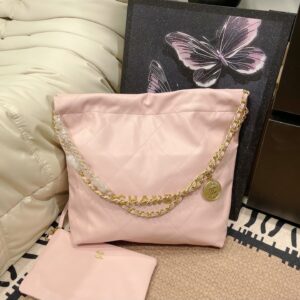 Folding box
Chanel garbage bag
The physical object with a relatively large capacity is stunning!
Can be carried by hand, shoulder crossed, or slung over the back
The upper body is also very beautiful, showing off one's temperament
It really smells go...