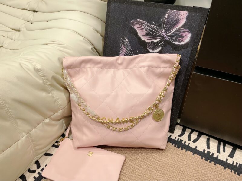 Folding box
Chanel garbage bag
The physical object with a relatively large capacity is stunning!
Can be carried by hand, shoulder crossed, or slung over the back
The upper body is also very beautiful, showing off one's temperament
It really smells go...