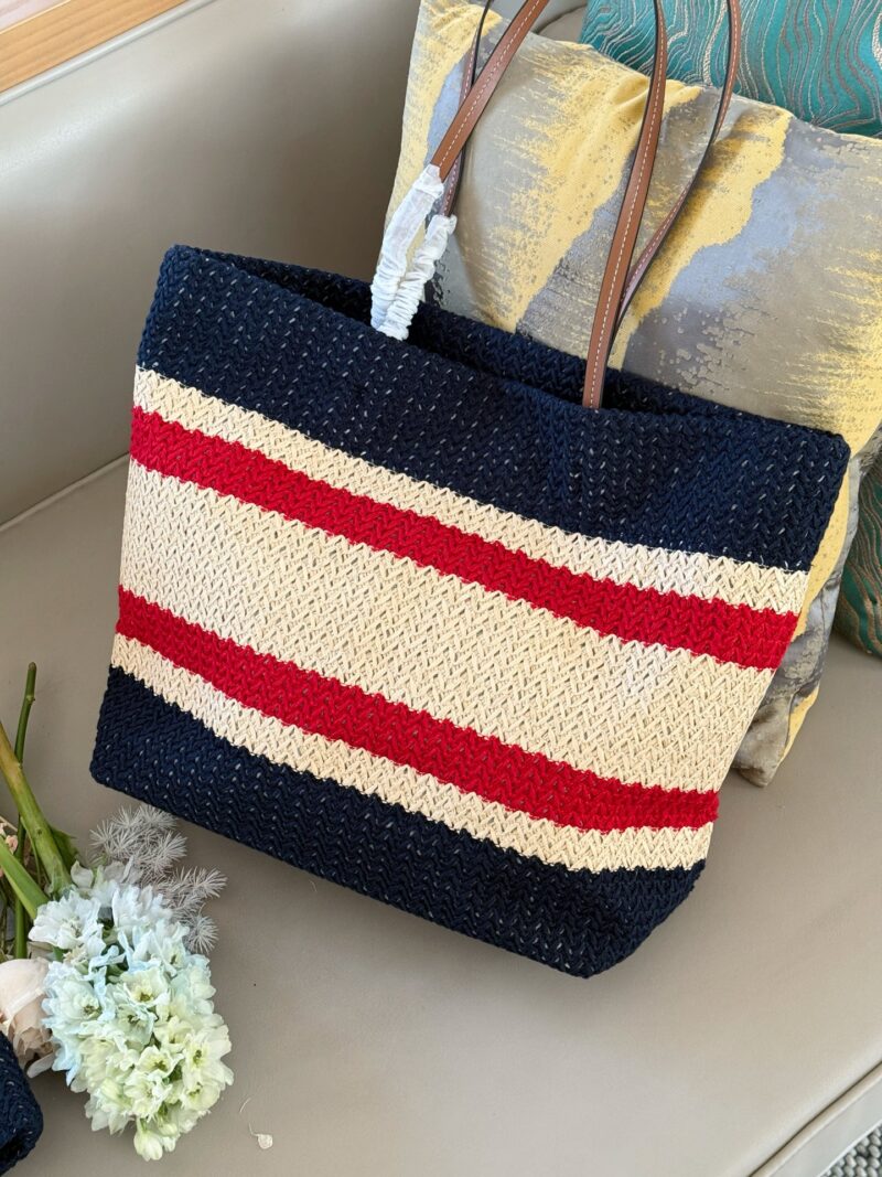 200 without box
Size: 36 * 37cm (vertical version)
Medium width 45 * 35cm (horizontal version)
MiuMiu woven bag, win hemp
This crochet tote bag
Splicing patterns with vibrant color blocks!
What you need for a perfect texture score is one
Loose short-...