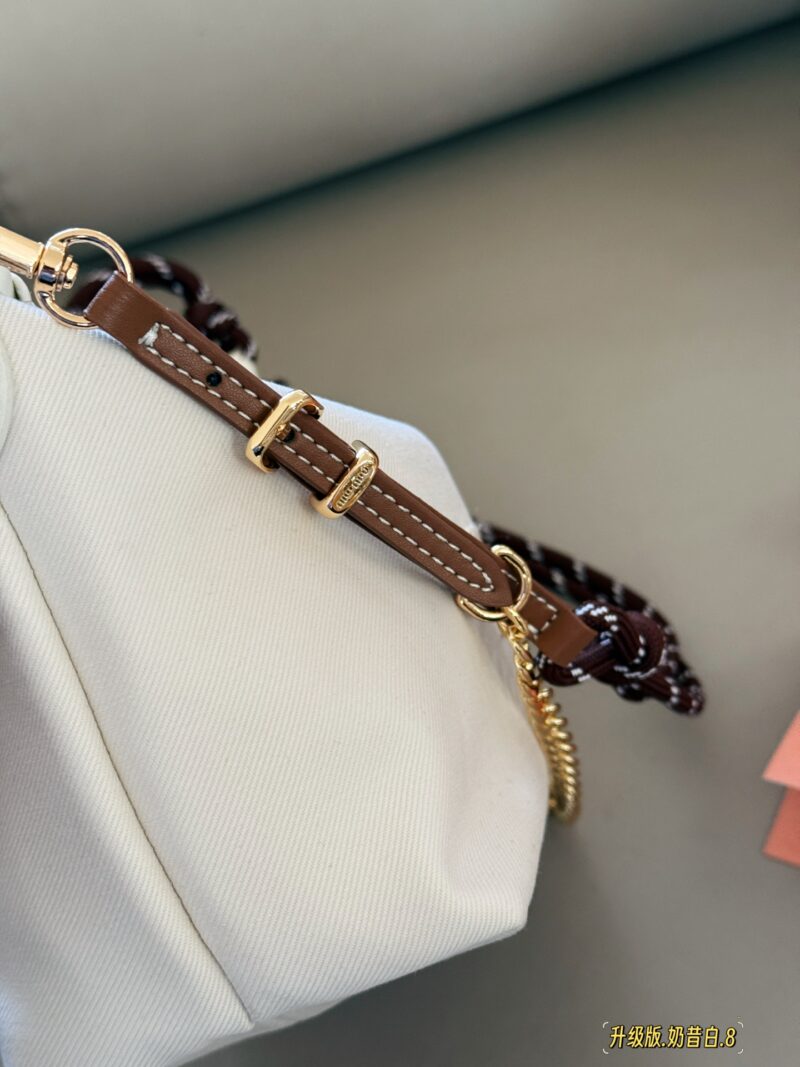e6533e1e77.jpg 220 box upgrade version
Size: Bottom width 18 * 15cm
Miumiu canvas style small lunch box~
Bring your own surfing rope!!
MiuMiu's latest lunch box bag!!
The king of cost-effectiveness
The new early spring model has been launched with a loud bang!!
Her...