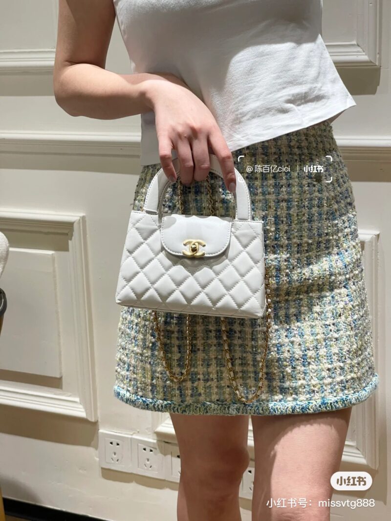 CHANE * 23 new Kelly chain bag
Kelly, the king of 23K bags, is truly a bag that has been popular for a century! Kelly bags are a well-known presence in the medieval world! Kelly handbag was born in the 1990s and is a representative of women's handb...