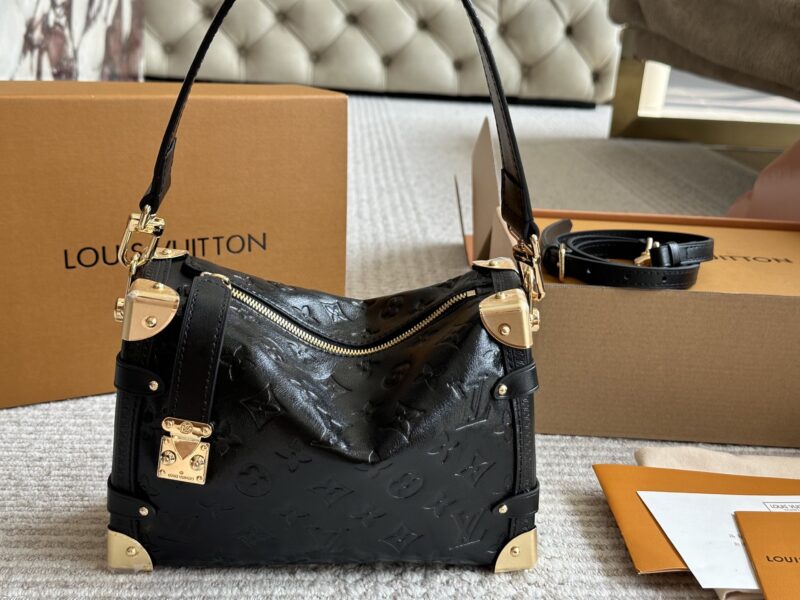 e668a40cf7.jpg 260 replica version
size:23*16cm
Super time and space explosive product
Lv 25 Rocket new bag trunk
Gu Ailing's fashion show small soft box has finally arrived!!!
Super Western style upupupup
Search Lv Soft Box (Box)
Complete packaging