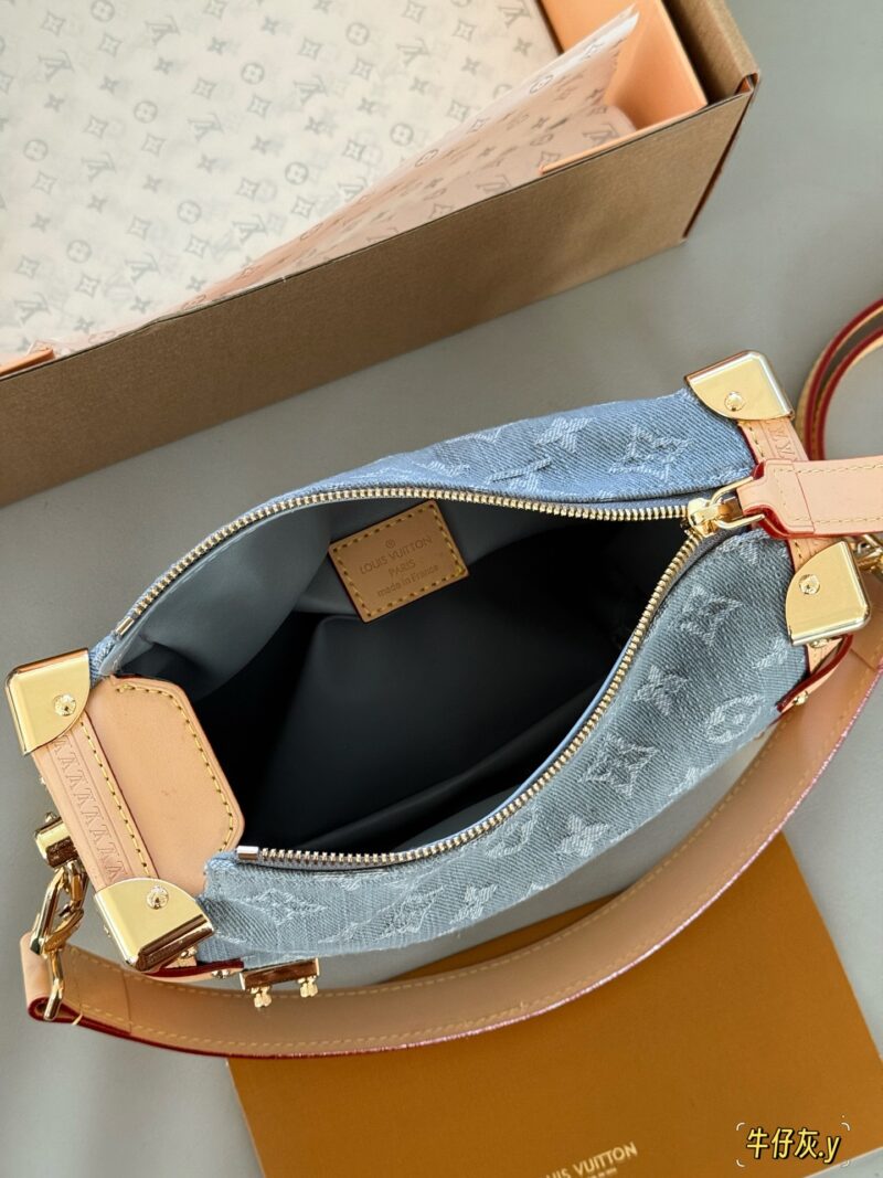 e66c74e33f.jpg 270 box upgrade version y
size:23*16cm
Ljia 25trunk Rocket New Bag
Sidetrunk washed denim!!
This season's sailing series is all great!
√ Cowboy blue is gentle and versatile
Super Western style upupupup
Search Lv Soft Box (Box)