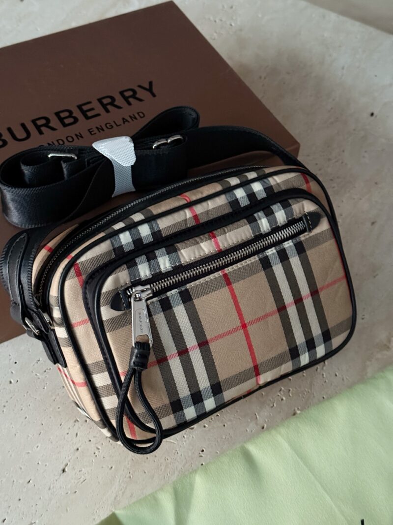 e67504d57f.jpg 190 pairs folding gift box
Size: 22 * 15cm
Bur Classic Grid Camera Bag
Traveling and working from home is very convenient!
One that my boyfriend really likes!
This is a product that can be used by children, boyfriends, girlfriends, uncles, and aunties!
