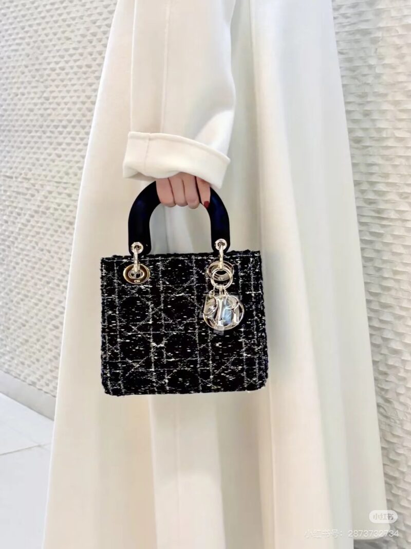 [Lady Dior]。 Coarse black cloth paired with leather. [Lady Dior]. Realistic photo of rough black cloth paired with leather
Triple Queen's Shoulder Strap