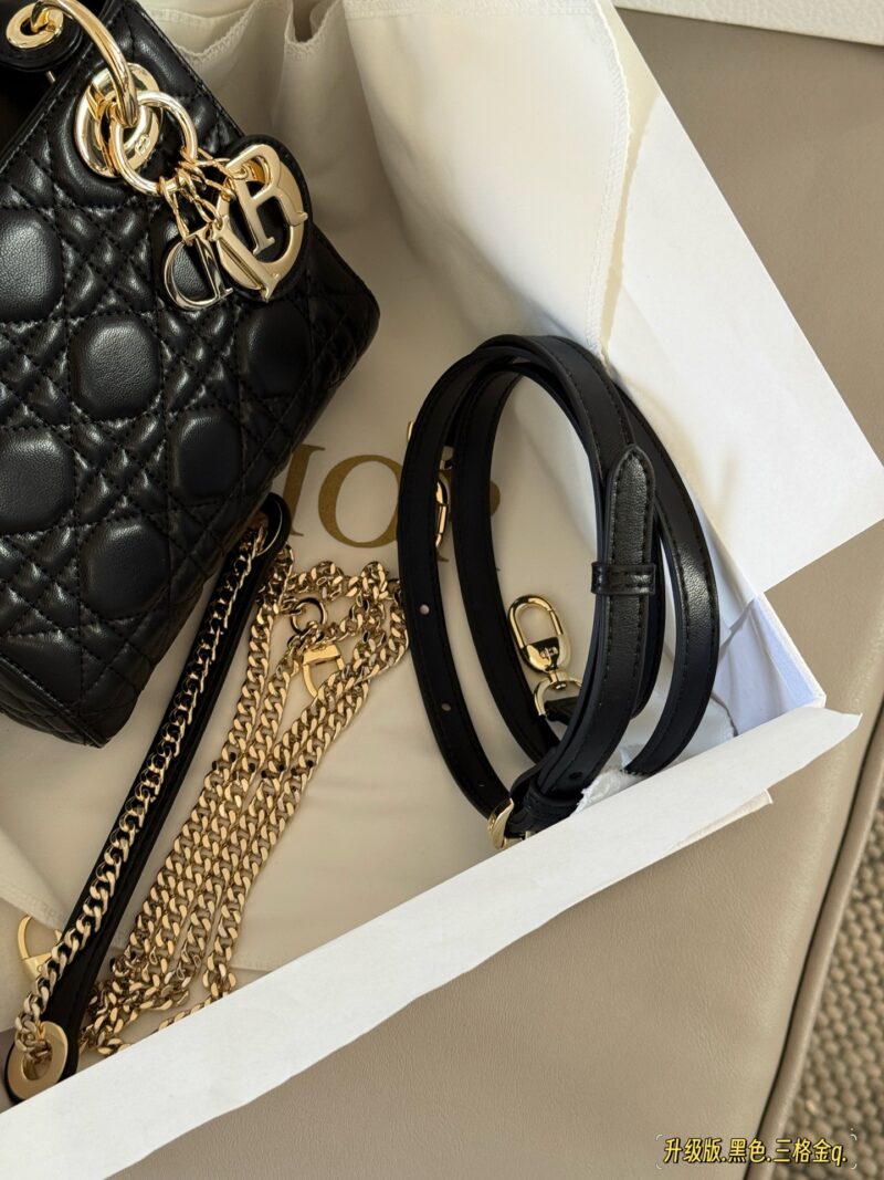 260 box upgrade version
Size: 17 * 15cm (three grids)
Dior handbag by Diana
D Family Princess Dai's Light Gold Button
It's very simple and elegant to hold in your hands and shoulders!
The milky sound makes one feel refreshed and happy
Very tender! It...