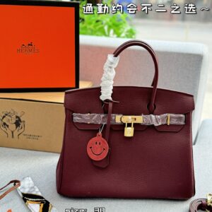 Complete gift box
size：30×22
Hermes Birkin 30 Platinum Bag Handbag
With just a flick of it when going out, one's temperament skyrockets
Simple and durable design
Exquisite, efficient, durable, can be installed and matched properly
Highly textured,...