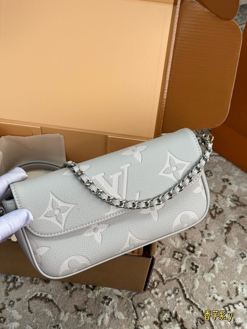e6a6166d7d.jpg 195 full set of packaging
size:23*12cm
L's new Ivy embossed model
New taro purple LvIvy armpit bag
The new color is really beautiful!!
This lavender is gray toned lavender!
It's both durable and gentle!
Why are designers so good at color matching!