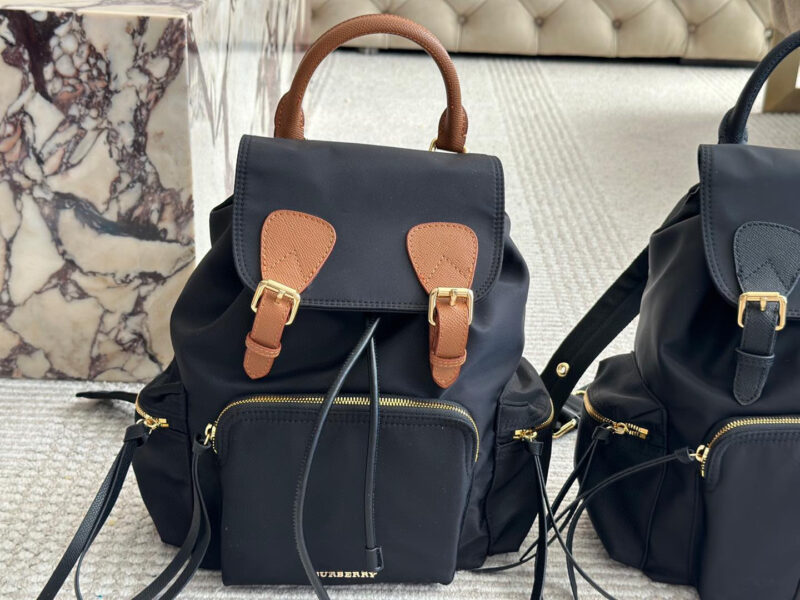 e6a8b0fcb4.jpg 230 without box
size:28*32cm
Bur backpack
Waterproof nylon material paired with cowhide!
Ultra light and convenient!
The hardware is very shiny ?
My favorite is the metal chain on the lower half of the strap
Soft and comfortable behind!