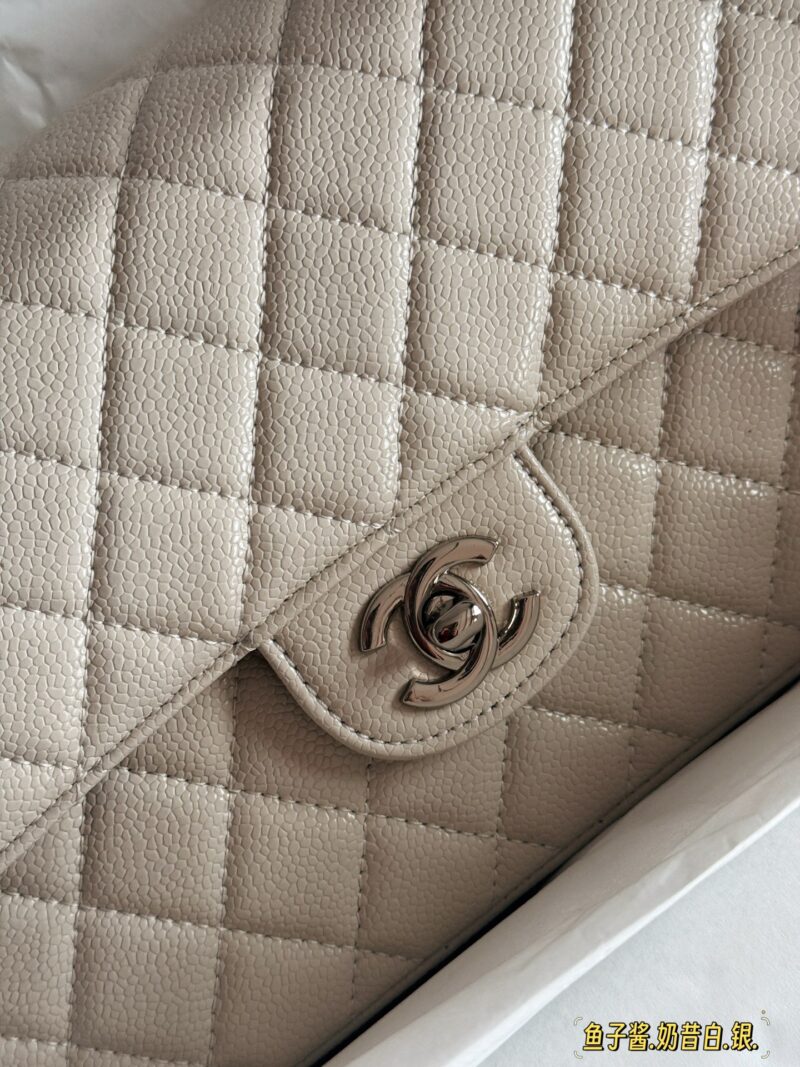 e6a95cc6bf.jpg 250 boxes
size:25*16cm
Xiaoxiangjia CF, we have always been very dedicated to doing it
Flash sale of other products on the market
Caviar cowhide
A very comfortable one!
CF Snow White milkshake with white caviar and cowhide, paired with light silver...