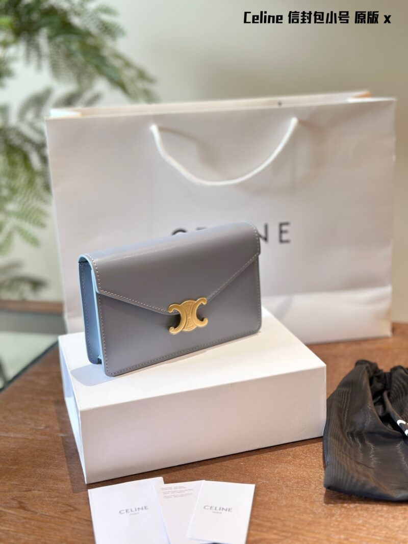 Celine envelope chain wraps are exquisitely crafted to the heart's tip
Like a love letter from a romantic girl's heart, small and exquisite, like a gentle and youthful confession. The cute size easily adapts to your light daily life, like a beautiful...