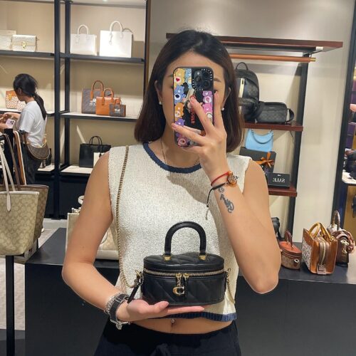 Coach's new box bag is back!
This one is finally not so useless! Can install a mobile phone!
Her upper body looks very princess!
#Box bag # Exquisite small bag # Coach