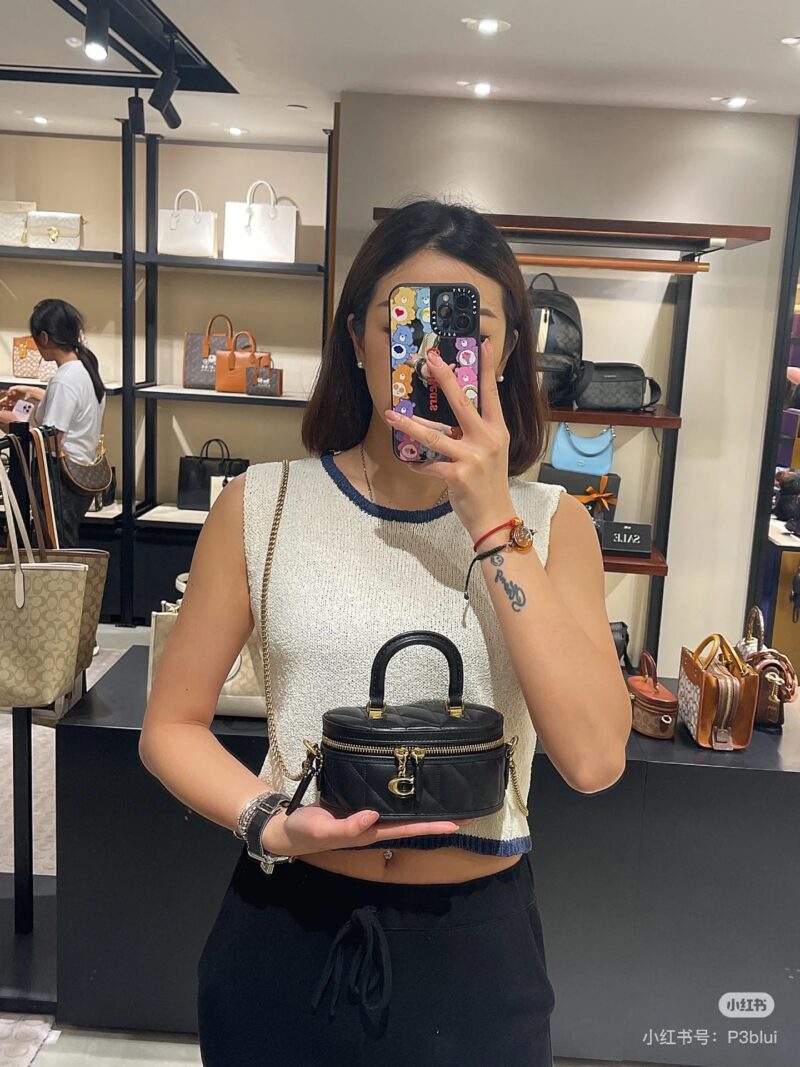 e6b93acda8.jpg Coach's new box bag is back!
This one is finally not so useless! Can install a mobile phone!
Her upper body looks very princess!
#Box bag # Exquisite small bag # Coach