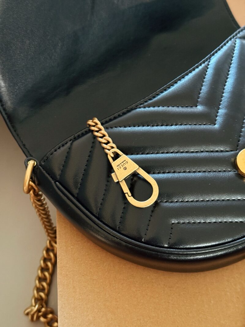 e6d3b0a87b.jpg 205 box
Size: 20 (top width) * 4cm
GG Marmont 23ss saddle bag,
It's hard not to love after watching it
Inside the original hardware version!
The upper body effect is also amazing!