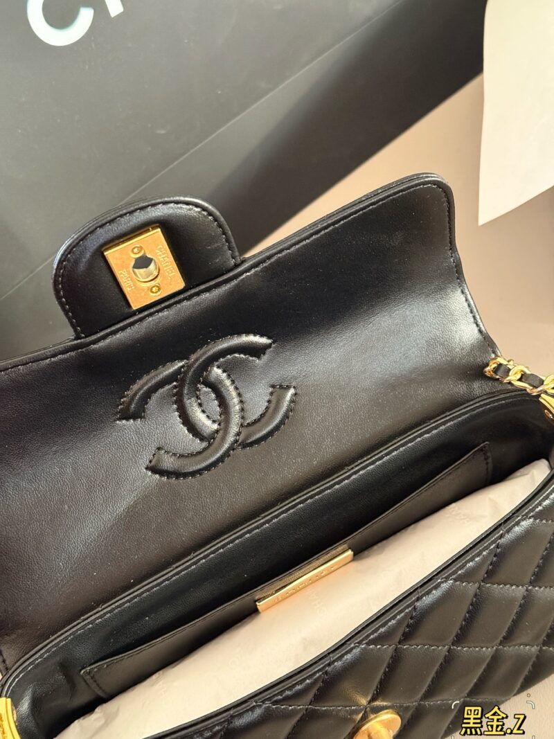 e6d5cec018.jpg 235 with packaging
size:20*14cm
Xiaoxiangjia 25P new horizontal version Kelly!
The leather has a great texture!
Lingge design, retro and fashionable
When the handbag becomes more exquisite and elegant!