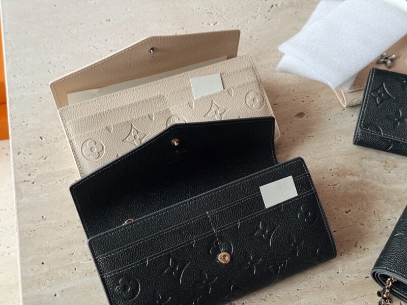 e6de8acf1b.jpg 165 boxes
size:19*10cm
L family cowhide long wallet
A daily change and card that is sufficient for going out!
A small one!
The packaging is very high-end ??)
