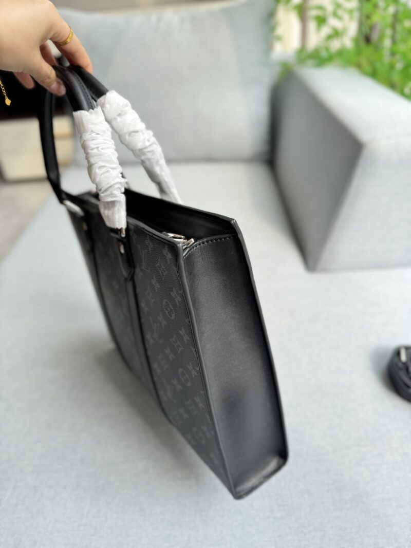 e6e15bb222.jpg Cowhide 345
size:39×30
LV antique music sheet bag tote bag shopping bag handbag briefcase
Steady and atmospheric, fashionable and elegant, the classic color scheme of black and gray highlights the brand's iconic style! The embellishment of the dar...