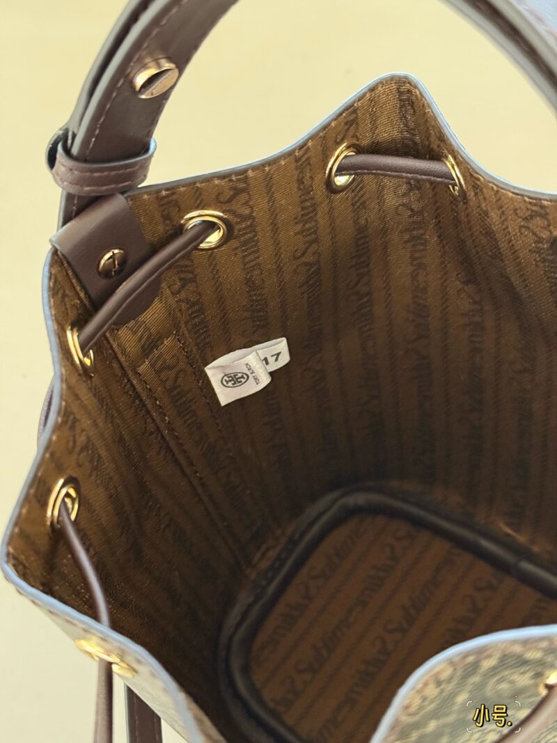 e6e4c901de.jpg 230, 240 with box
Size: 15 * 18.5cm (small size)
21 * 20cm (large size)
TB T monogram new bucket bag
Cocoa Limited Wealth Bucket, I love it, how about you?
It's really super comfortable!
Full marks for temperament!
The new product has added a hidden ...