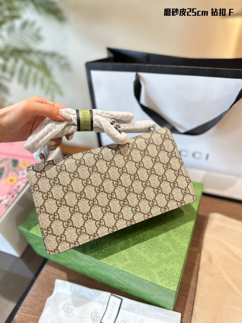 Gucci Diamond Button Wine God P270
Many people say this bag is the tears of the times, but I believe it is the beauty of love~~
Gucci Dionysus' wine god bag was released at the 2015 autumn/winter women's fashion show, and in 2022, a new diamond butto...