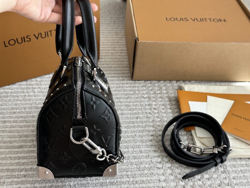 e70a2cb57e.jpg Black Warrior ¥ 280
Lv small pillow bag original single sealed packaging ?? The size of NANO SPEEDY is quite small, so it exudes a fashionable, beautiful and charming temperament when paired. However, it is lightweight to carry and easy to wear ...
